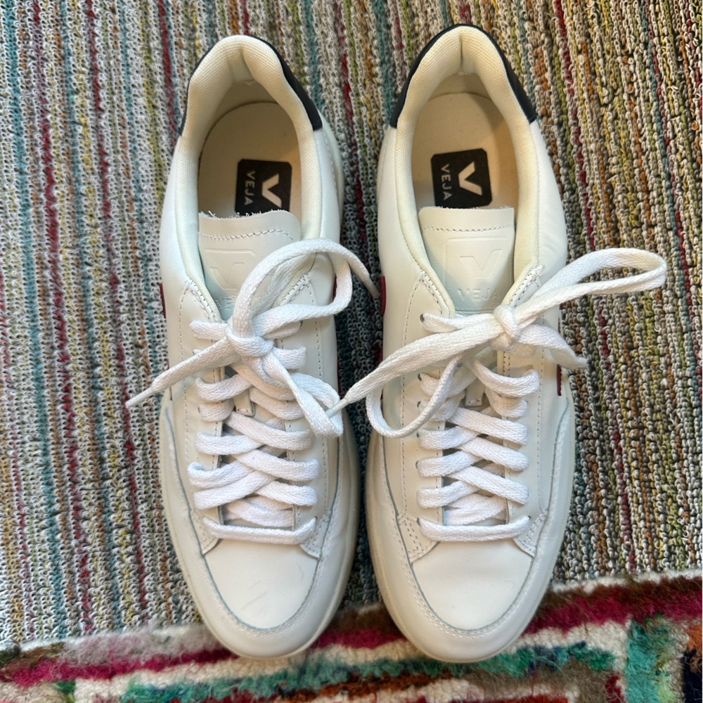 Veja NEARLY NEW V-12 white marsala náutico leather low top sneaker -8.5 (40 EU) - Picture 7 of 16